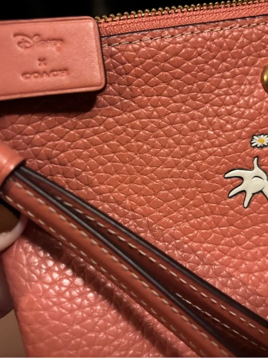 Disney X Coach Daisy Duck Small Wristlet in Regenerative Glovetanned Leather - Picture 2 of 4